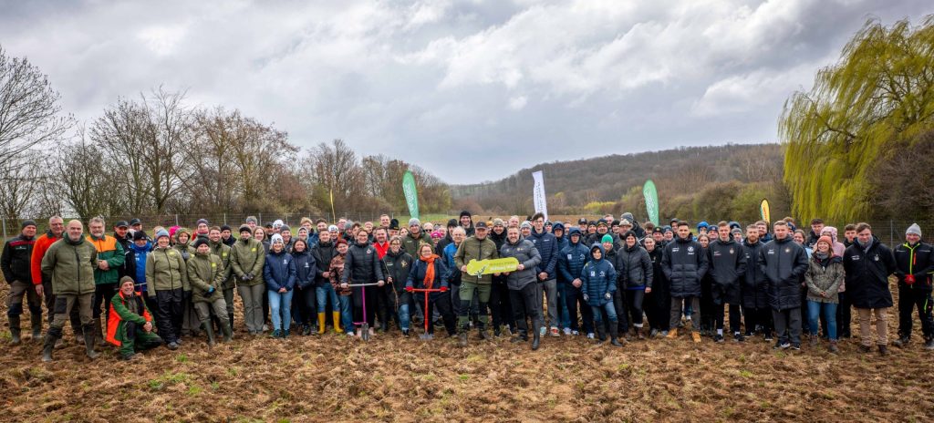 TeamSportSachsen-Pflanzaktion: 4000 Setzlinge in die Erde gebracht